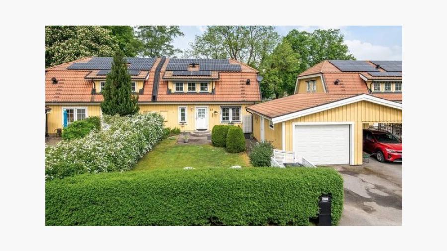 Parhus med med garage och trädgård mot Parkgatan